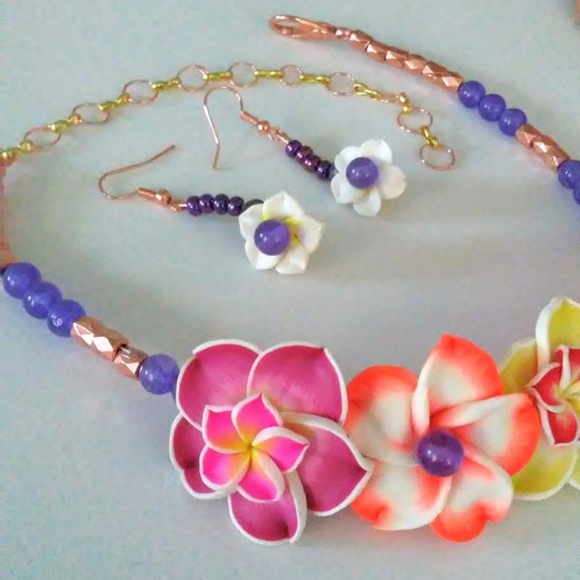 PLUMERIA FLOWER NECKLACE AND EARRINGS SET. - Picture 2 of 8